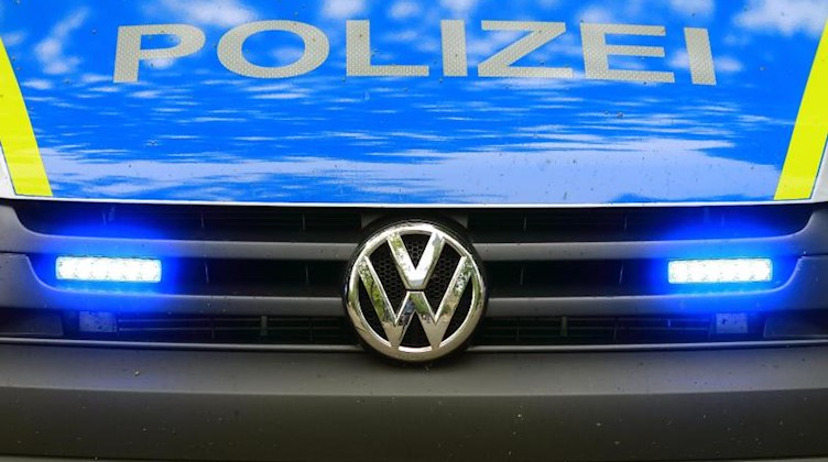 Ein Fahrzeug der Polizei ist im Einsatz. Foto: Jens Wolf/zb/dpa/Symbolbild