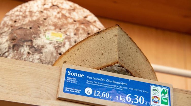 Ein angeschnittener Laib Sonnen-Brot. Foto: Matthias Balk/dpa/Archivbild