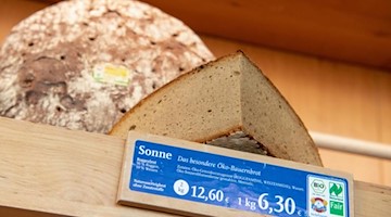 Ein angeschnittener Laib Sonnen-Brot. Foto: Matthias Balk/dpa/Archivbild