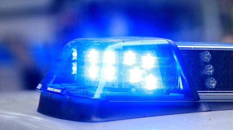 Ein Fahrzeug der Polizei ist im Einsatz. Foto: Jens Wolf/dpa-Zentralbild/dpa