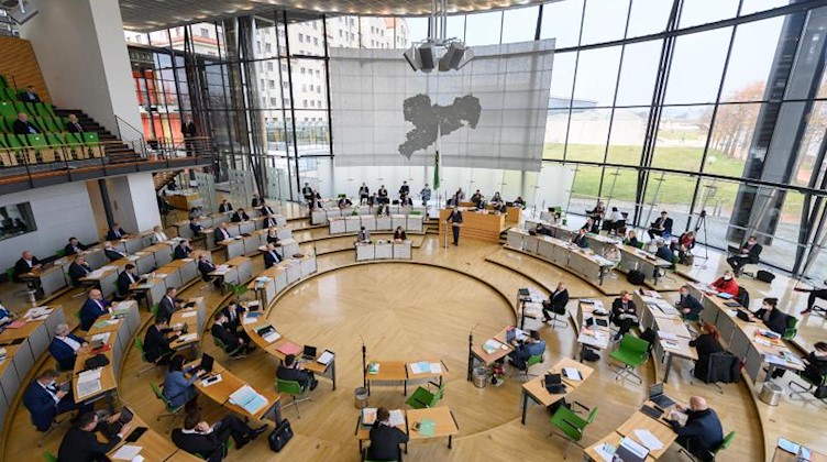 Blick in den Plenarsaal während einer Sitzung des Sächsischen Landtages. Foto: Robert Michael/dpa-Zentralbild/dpa/Archivbild