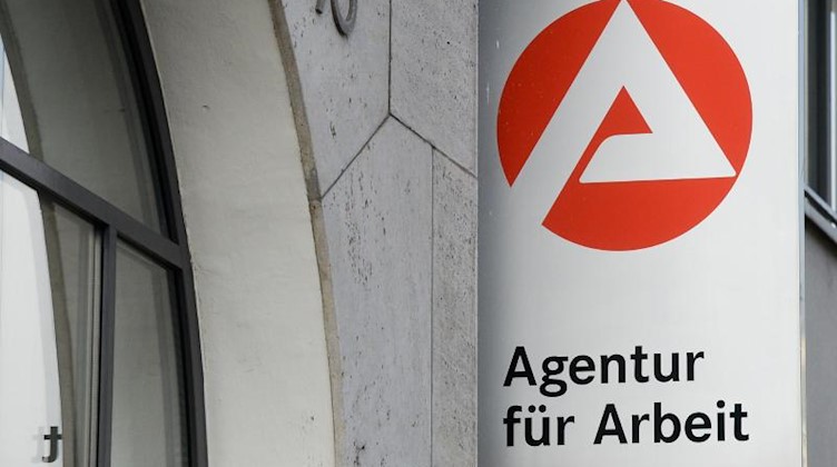 Das Schild der Agentur für Arbeit. Foto: Jens Kalaene/dpa-Zentralbild/ZB/Archivbild