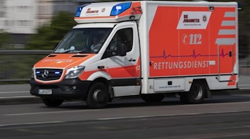 Mit eingeschaltetem Blaulicht ist ein Rettungswagen im Einsatz. Foto: Boris Roessler/dpa/Archivbild