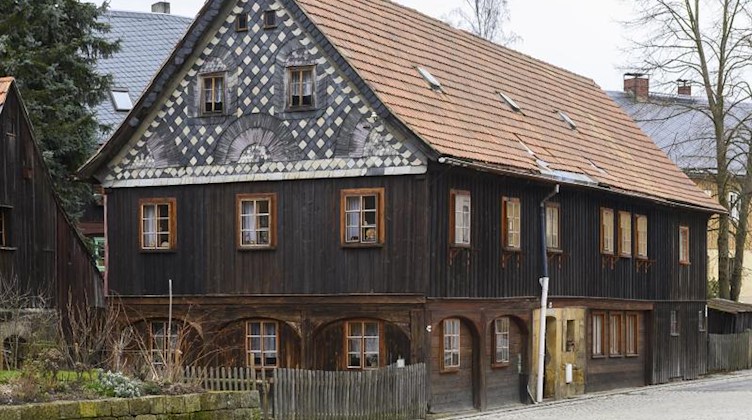 Ein saniertes und restauriertes Umgebindehaus ist in Hinterhermsdorf zu sehen. Foto: Matthias Rietschel/dpa-Zentralbild/ZB/Archivbild
