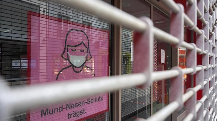 Das Rolltor eines Warenhauses ist geschlossen. Foto: Thomas Frey/dpa/Archivbild