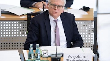 Der Finanzminister von Sachsen Hartmut Vorjohann nimmt an einer Sitzung im Landtag teil. Foto: Sebastian Kahnert/dpa-Zentralbild/dpa