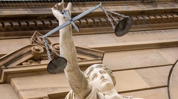 Vor dem Landgericht hält eine Statue der Justitia eine Waagschale. Foto: Stefan Puchner/dpa/Symbolbild