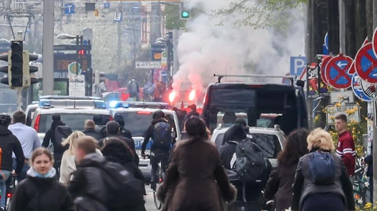 Teilnehmer einer linken Demonstration zünden Pyrotechnik im Süden der Stadt. Foto: Jan Woitas/dpa-Zentralbild/dpa