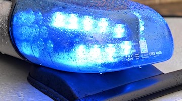 Ein Streifenwagen der Polizei steht mit eingeschaltetem Blaulicht. Foto: Carsten Rehder/dpa/Archivbild