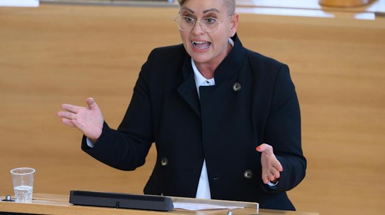 Luise Neuhaus-Wartenberg (Die Linke), Landtagsabgeordnete, spricht. Foto: Sebastian Kahnert/dpa-Zentralbild/dpa/Archivbild