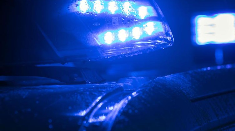 Blaulicht auf einem Polizei-Fahrzeug. Foto: Jens Büttner/ZB/dpa/Archivbild