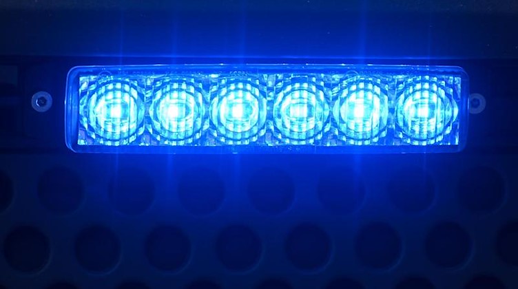 Blaulicht leuchtet auf einem Einsatzfahrzeug. Foto: Robert Michael/dpa-Zentralbild/ZB/Archivbild