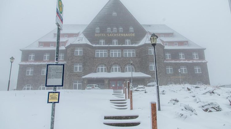 Neuschnee liegt auf dem Fichtelberg. Foto: André März/ErzgebirgsNews/dpa/Archivbild