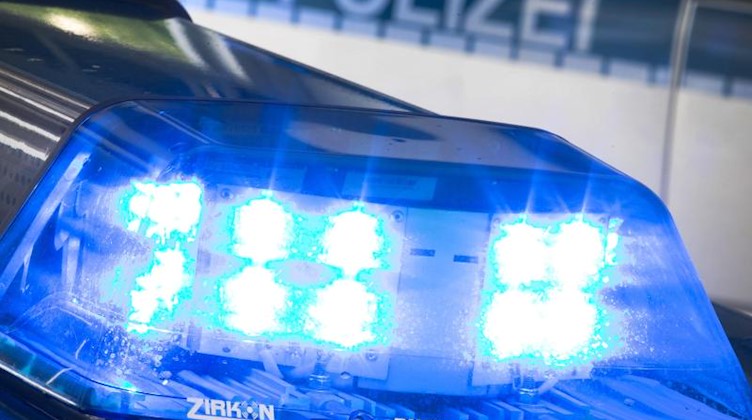 Ein Blaulicht leuchtet auf dem Dach eines Polizeiwagens. Foto: Friso Gentsch/dpa/Archivbild