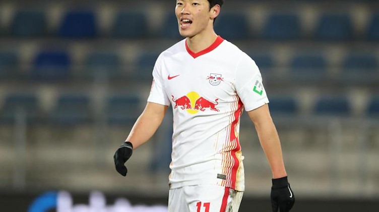 RB-Stürmer Hee-Chan Hwang geht über den Platz. Foto: Friso Gentsch/dpa/Archivbild