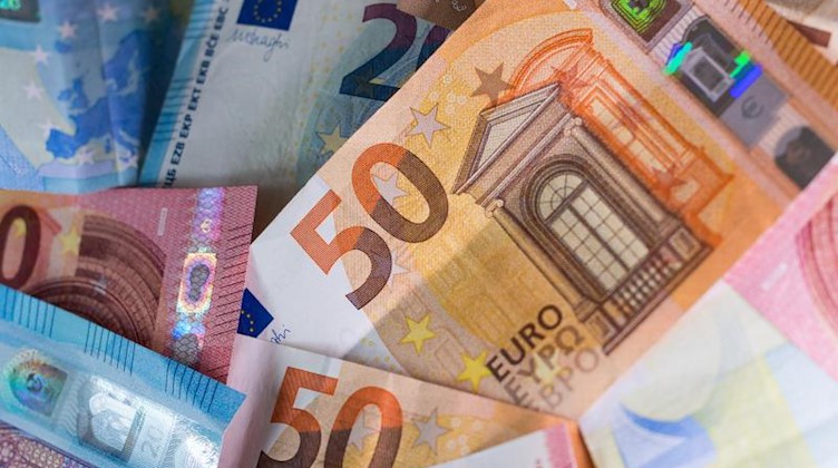 Zahlreiche Banknoten liegen auf einem Tisch. Foto: Monika Skolimowska/dpa-Zentralbild/dpa