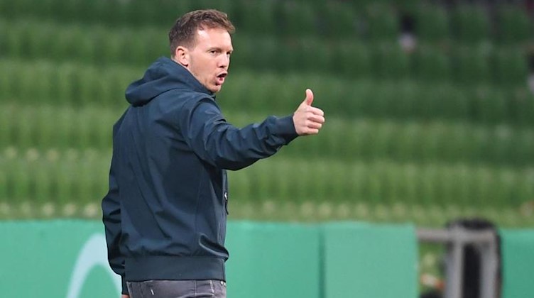 Leipzigs Trainer Julian Nagelsmann zeigt den Daumen hoch. Foto: Carmen Jaspersen/dpa