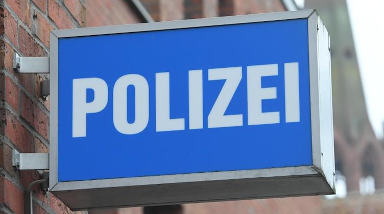 Ein Schild mit dem Schriftzug " Polizei" hängt an einer Polizeiwache. Foto: Stefan Sauer/dpa-Zentralbild/dpa/Symbolbild