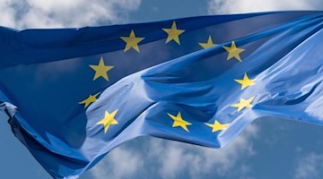 Eine Europafahne weht vor dem Sächsischen Landtag im Wind. Foto: Robert Michael/dpa-Zentralbild/ZB/Archivbild