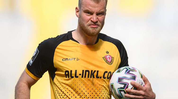 Dynamos Sebastian Mai hält einen Ball in der Hand. Foto: Robert Michael/dpa-Zentralbild/dpa