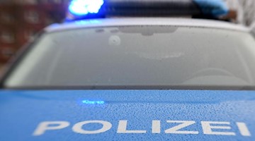 Ein Streifenwagen der Polizei steht mit eingeschaltetem Blaulicht. Foto: Carsten Rehder/dpa/Archivbild