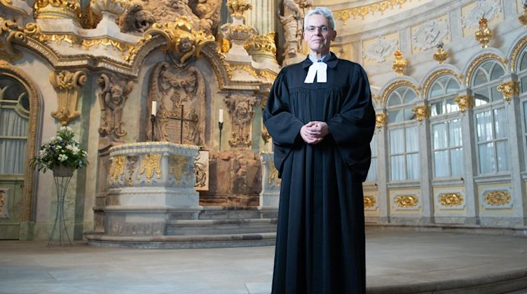 Pfarrer Markus Engelhardt steht in der Frauenkirche vor dem Altar. Foto: Sebastian Kahnert/dpa-Zentralbild/dpa