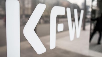 Das Logo der KfW an der Zentrale der KfW Bankengruppe. Foto: Frank Rumpenhorst/dpa/archivbild