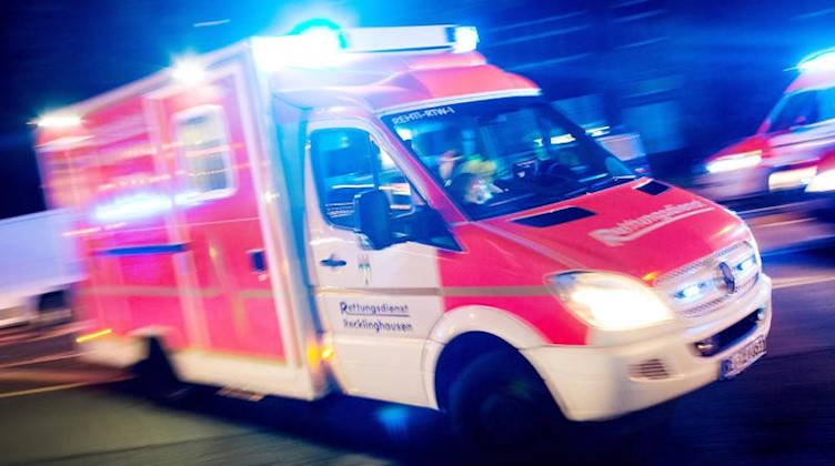 Ein Rettungswagen fährt mit Blaulicht durch eine Straße. Foto: Marcel Kusch/dpa/Archiv
