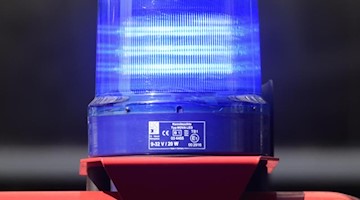Ein Blaulicht leuchtet auf einem Feuerwehrfahrzeug. Foto: Robert Michael/dpa-Zentralbild/dpa/Symbolbild