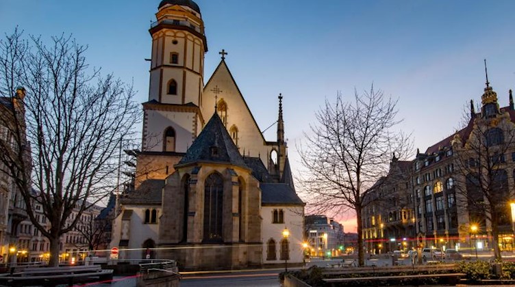 Abendrot leuchtet hinter der Thomaskirche in Leipzig. Foto: Hendrik Schmidt/dpa-Zentralbild/ZB/archivbild