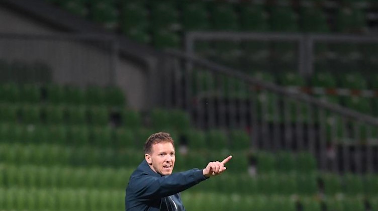 Leipzigs Trainer Julian Nagelsmann gibt Anweisungen. Foto: Carmen Jaspersen/dpa/Archivbild