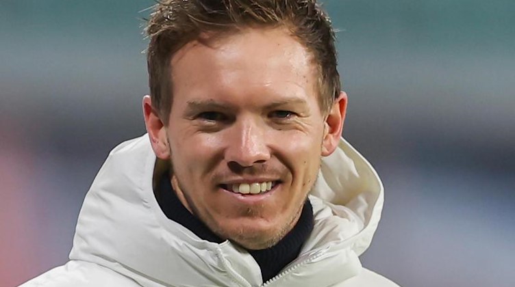 Leipzigs Trainer Julian Nagelsmann lächelt während eines Fernsehinterviews. Foto: Jan Woitas/dpa-Zentralbild/dpa