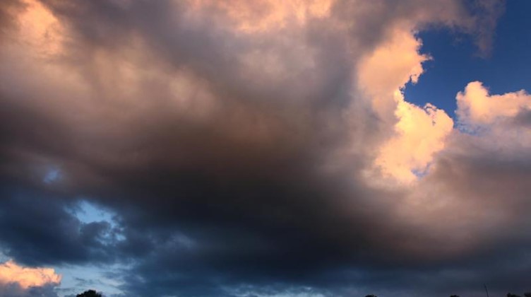Wolken leuchten im Abendlicht. Foto: Karl-Josef Hildenbrand/dpa