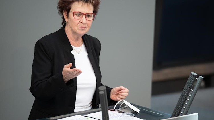 Sabine Zimmermann (Linke) spricht im Bundestag. Foto: Christophe Gateau/dpa/Archivbild