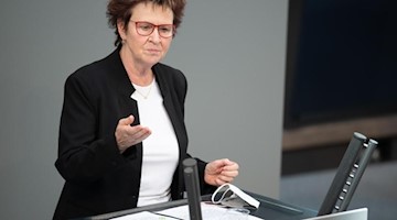 Sabine Zimmermann (Linke) spricht im Bundestag. Foto: Christophe Gateau/dpa/Archivbild
