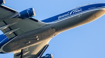 Ein Frachtflugzeug startet vom Flughafen Leipzig/Halle. Foto: Jan Woitas/dpa-Zentralbild/dpa/Archivbild
