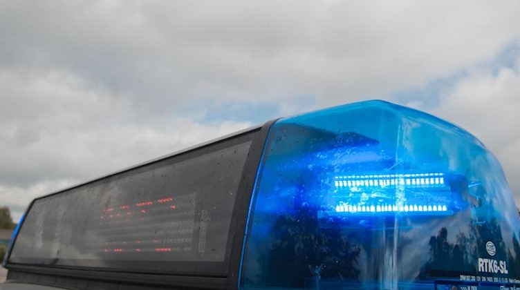 Ein Blaulicht auf einem Polizeifahrzeug. Foto: Armin Weigel/dpa/Symbolbild