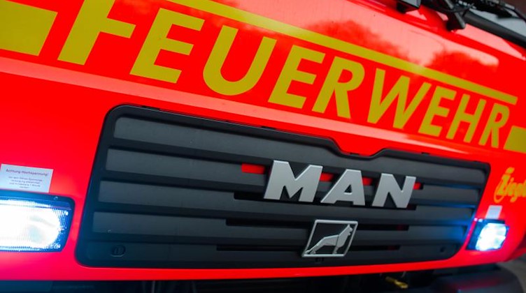 Ein Löschfahrzeug der Feuerwehr. Foto: Daniel Bockwoldt/dpa/Symbolbild
