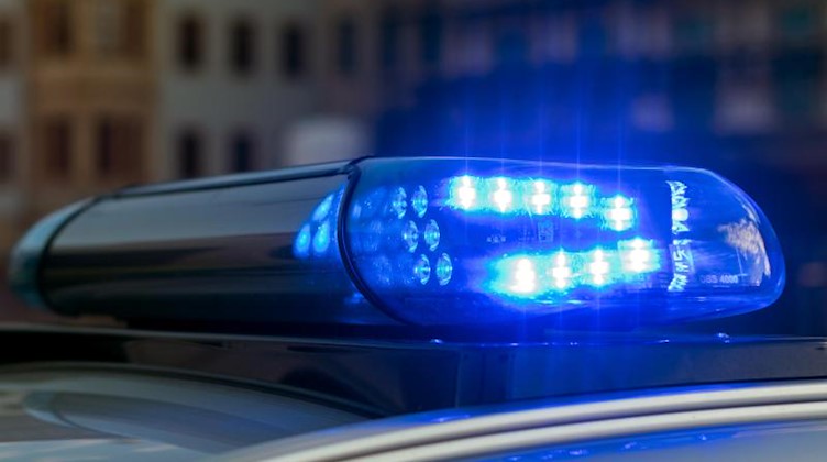 Ein Blaulicht auf einem Polizeifahrzeug. Foto: Monika Skolimowska/zb/dpa/Symbolbild