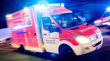 Ein Rettungswagen fährt mit Blaulicht durch eine Straße. Foto: Marcel Kusch/dpa/Symbolbild