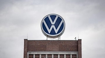 Ein großes VW-Logo steht auf dem Verwaltungshochhaus vom Volkswagen Werk. Foto: Sina Schuldt/dpa/Symbol