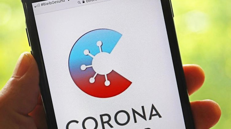 Die offizielle Corona-Warn-App ist auf einem Smartphone zu sehen. Foto: Oliver Berg/dpa