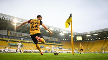 Dynamos Niklas Kreuzer tritt einen Eckstoß. Foto: Robert Michael/dpa-Zentralbild/ZB