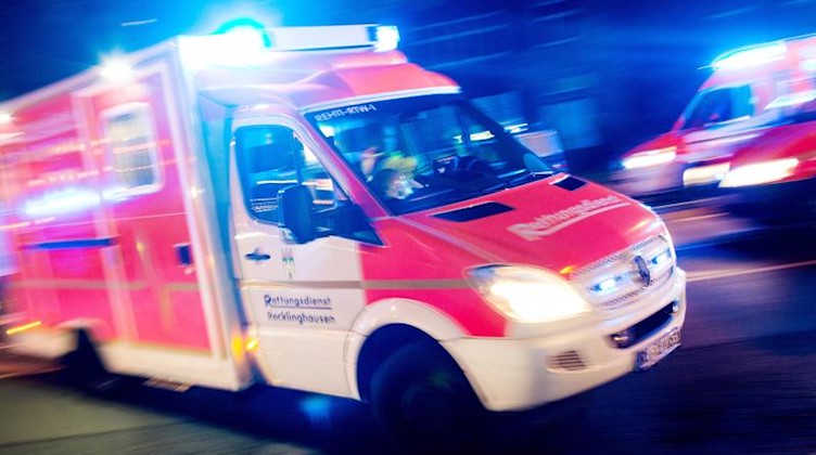 Ein Rettungswagen fährt mit Blaulicht über eine Straße. Foto: Marcel Kusch/dpa/Illustration