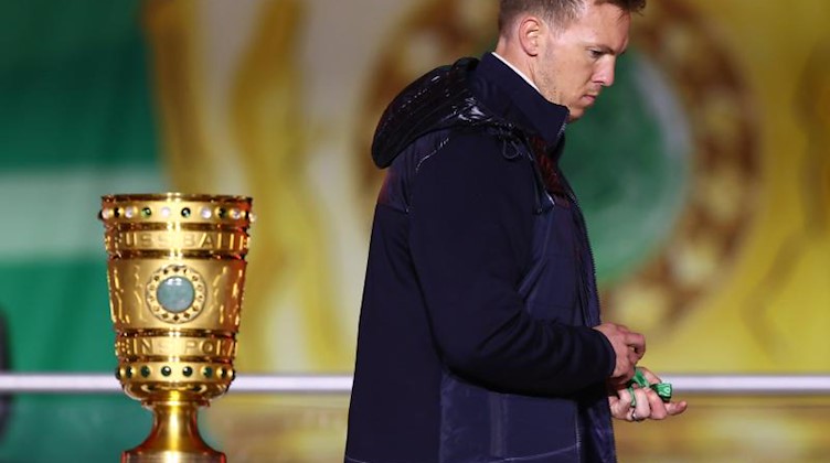 Leipzigs Trainer Julian Nagelsmann läuft am DFB-Pokal vorbei. Foto: Martin Rose/Getty-Pool/dpa