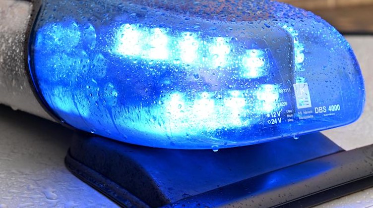 Ein Streifenwagen der Polizei steht mit eingeschaltetem Blaulicht auf einer Straße. Foto: Carsten Rehder/dpa/Archivbild