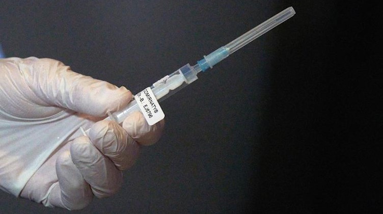 Eine Mitarbeiterin des Impfteams überprüft eine Spritze. Foto: Thomas Frey/dpa Pool/dpa/Symbolbild/Archivbild
