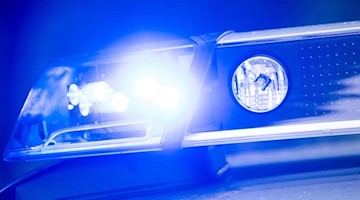 Ein Blaulicht leuchtet an einer Polizeistreife. Foto: Lino Mirgeler/dpa/Archivbild