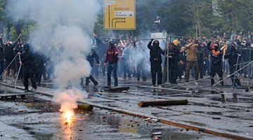 Dynamofans randalieren vor dem Stadion. Foto: Robert Michael/dpa-Zentralbild/dpa