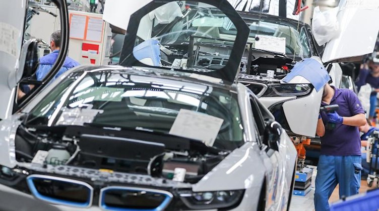Mitarbeiter im BMW-Werk Leipzig arbeiten in der Montage des i8. Foto: Jan Woitas/dpa-Zentralbild/dpa/Archivbild